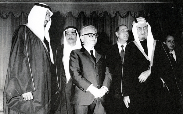 King Faisal Bin Abdulaziz with the Italian President in 1975, with King Salman Bin Abdulaziz in the photo. King Abdulaziz Foundation for Research and Archives (Darah)