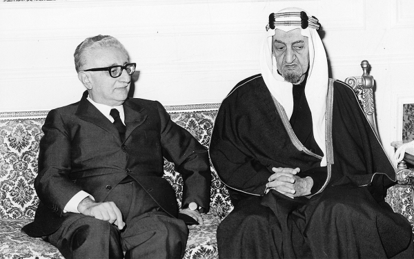 King Faisal Bin Abdulaziz while receiving the Italian president. King Abdulaziz Foundation for Research and Archives (Darah)