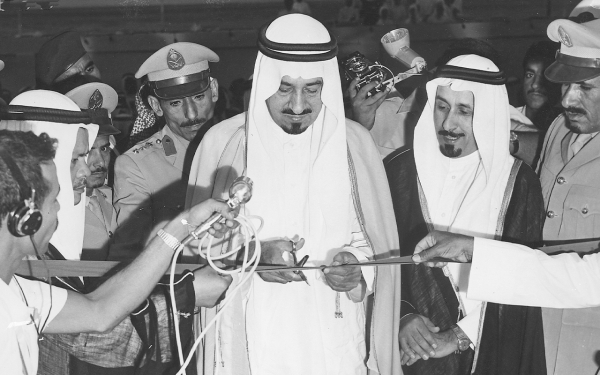 King Khalid Bin Abdulaziz cutting the ribbon at the opening of the radio station project. King Abdulaziz Foundation for Research and Archives (Darah)