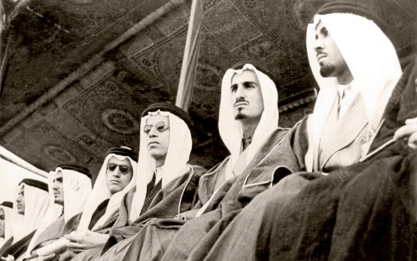 King Abdullah alongside several princes. King Abdulaziz Foundation for Research and Archives (Darah)