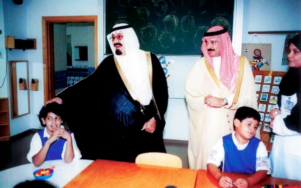 King Abdullah Bin Abdulaziz's visit to the Children with Disability Association. King Abdulaziz Foundation for Research and Archives (Darah)