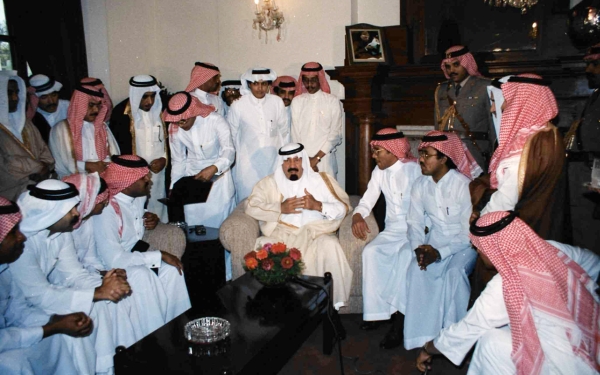 King Abdullah Bin Abdulaziz meets with scholarship students. King Abdulaziz Foundation for Research and Archives (Darah)