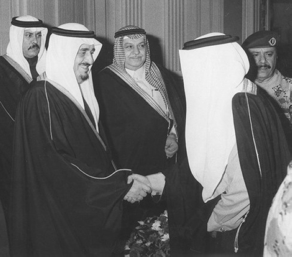 King Fahd receiving citizens. King Abdulaziz Foundation for Research and Archives (Darah)