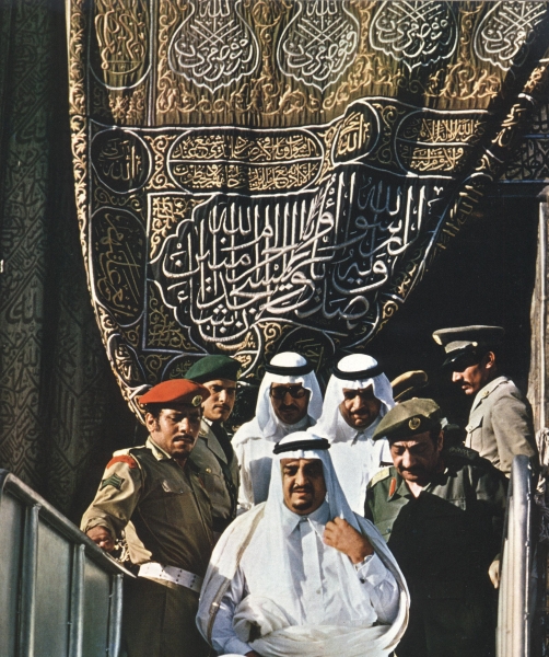 King Fahd after washing the Holy Kaaba when he was a prince. King Abdulaziz Foundation for Research and Archives (Darah)