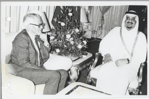 King Fahd during his reception of the United Kingdom Secretary of State for Foreign, Commonwealth, and Development Affairs in 1989. King Abdulaziz Foundation for Research and Archives (Darah)