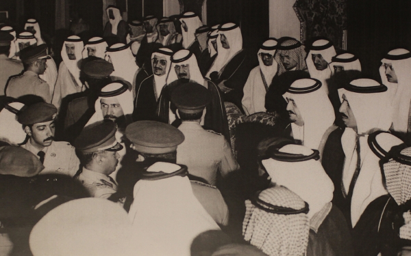 King Fahd during his allegiance ceremony as king, with King Abdullah Bin Abdulaziz standing to his right (who was a prince at the time) and King Salman Bin Abdulaziz standing to his left (who was also a prince at the time) - 1982. King Abdulaziz Foundation for Research and Archives (Darah)