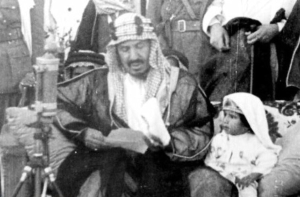 King Salman in his childhood next to his father King Abdulaziz. King Abdulaziz Foundation for Research and Archives (Darah)