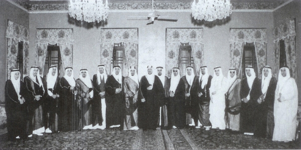 King Saud Bin Abdulaziz with members of his family at Khuzam Palace after assuming the throne. King Abdulaziz Foundation for Research and Archives (Darah)