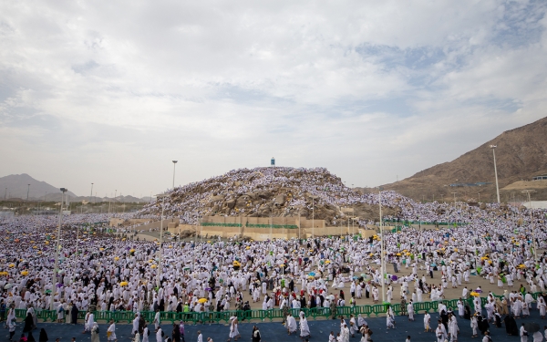 Large numbers of pilgrims around Jabal al-Rahmah on the Day of Arafat. (Saudipedia)