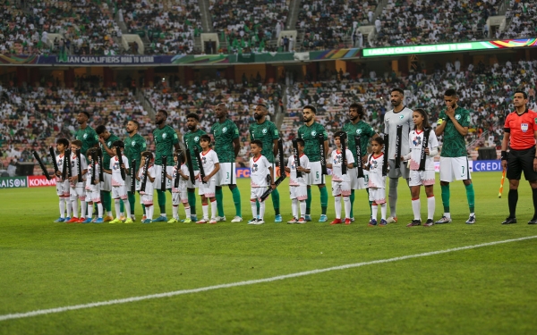 The Saudi national team players before the start of the match against the Russian team in the World Cup. (Saudipedia)