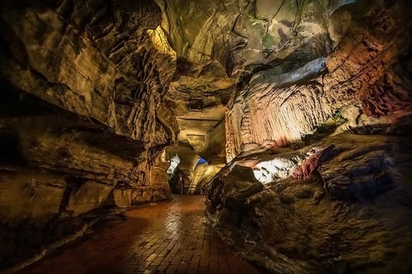 Mansourah and Massarah Mines from the inside, which are two mines within one project. Saudi projects account. King Abdulaziz Foundation for Research and Archives (Darah)