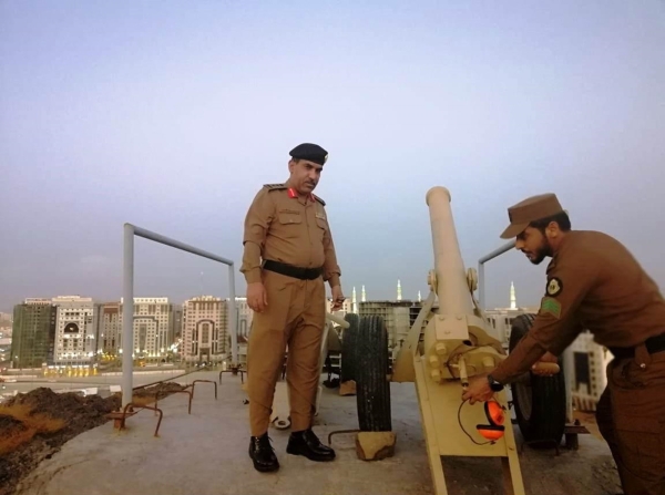 Preparing the Ramadan cannon for firing. (SPA)