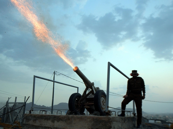 The Ramadan cannon at the moment of its firing, announcing the start of Iftar time in al-Madinah al-Munawwarah. (SPA)