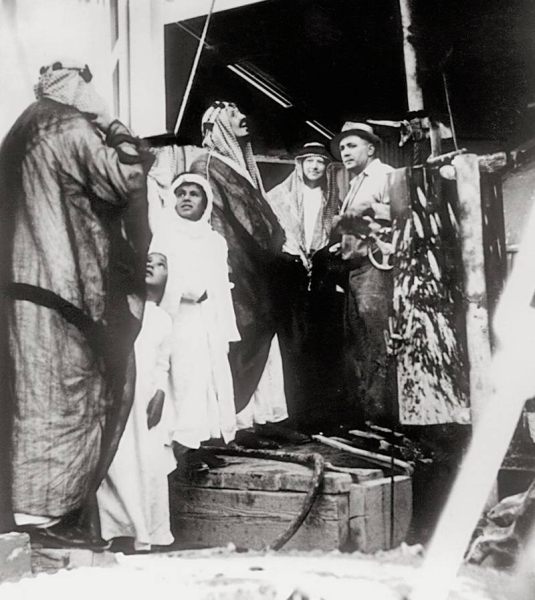 King Abdulaziz during his inspection of Well Seven in Dammam. King Abdulaziz Foundation for Research and Archives (Darah)