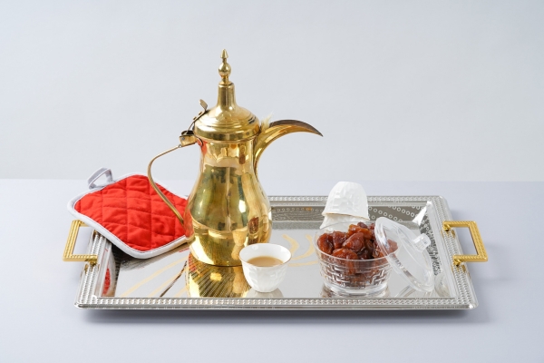 Serving Saudi coffee. (Saudipedia)