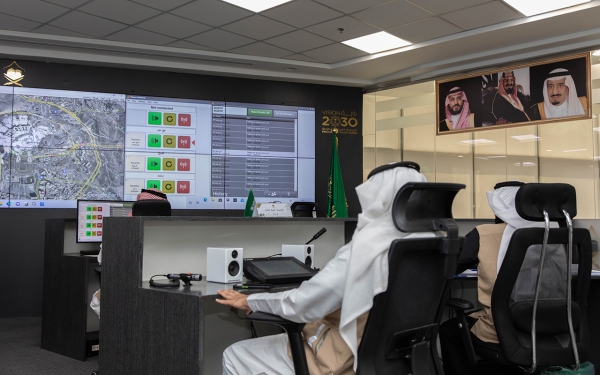 Employees carrying out their duties at the Transportation Center and the Monitoring and Control Room. (Ministry of Hajj and Umrah)