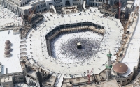 The areas of the Grand Mosque covered with special marble imported from Greece provide natural coolness for the visitors of the mosque. (Saudipedia)