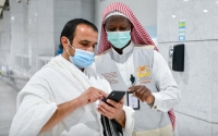 An employee of the translation department at the Two Holy Mosque in Makkah assists one of the pilgrims. (SPA)