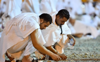 Pilgrims gathering pebbles in Muzdalifah in preparation for the stoning of the devil. (SPA)