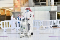 Smart robots to sterilize and perfume the Grand Mosque. (SPA)