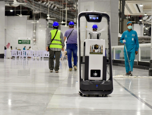 Using smart robots for sterilization inside the Grand Mosque. (SPA)