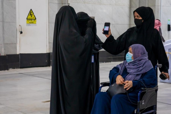 Female employees at the Grand Mosque in Makkah performing their fieldwork. (SPA)