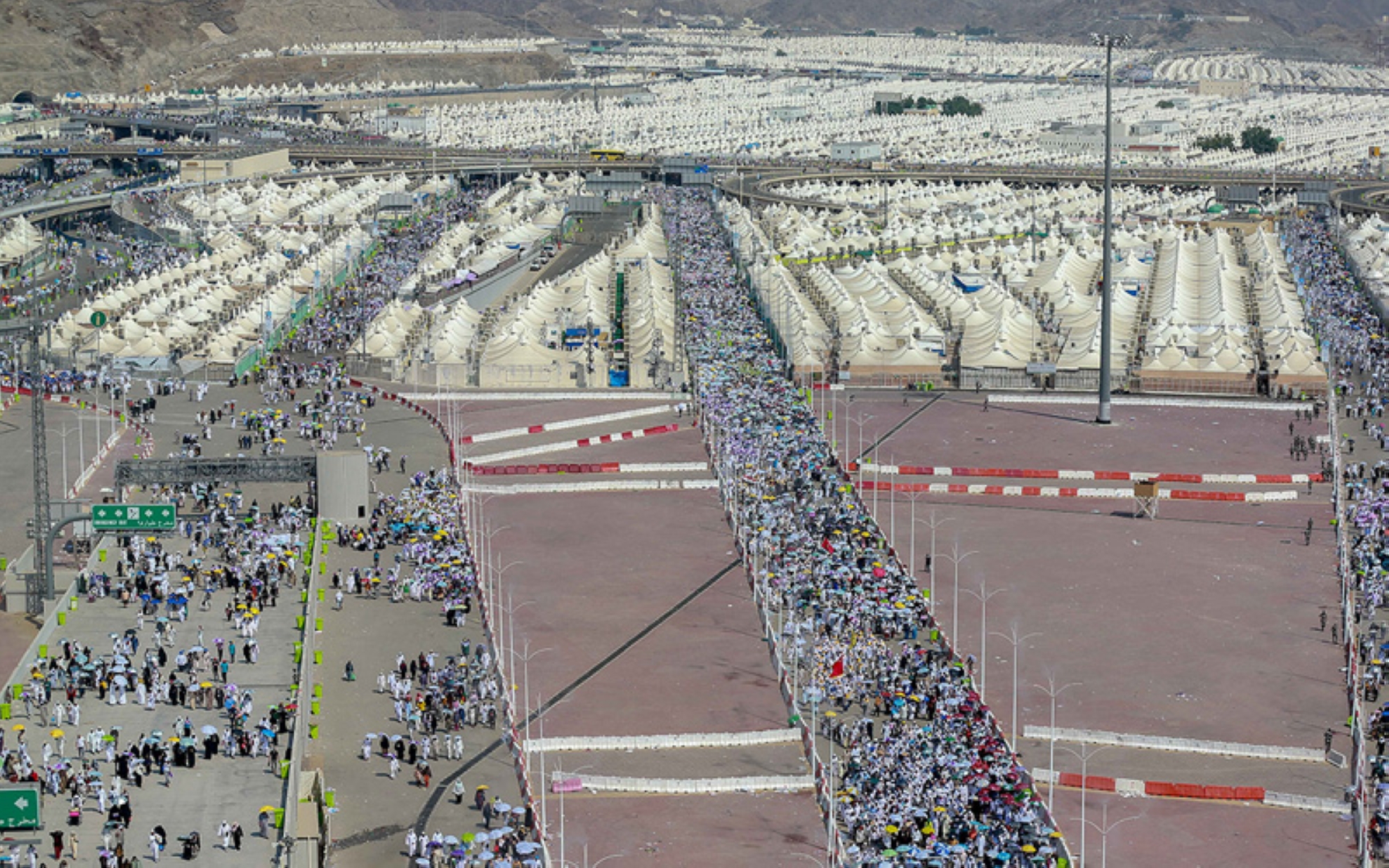 Pilgrims at the Holy Site of Mina. (Saudipedia)