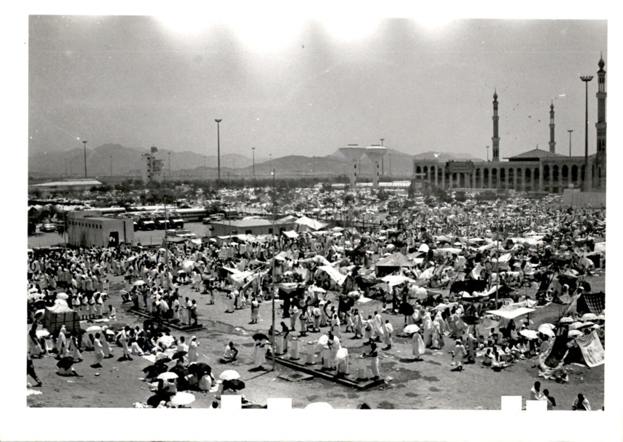 Pilgrims near Namira Mosque in Arafat. Al-Nadwah Newspaper. (Darah).