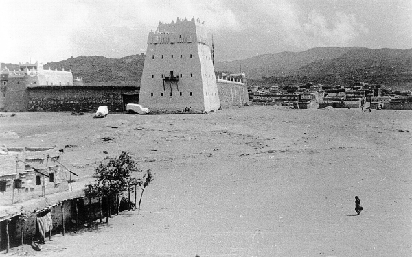 A picture of the historical Shada Palace in Abha. Felby 1936. (King Abdulaziz (Darah) Foundation)