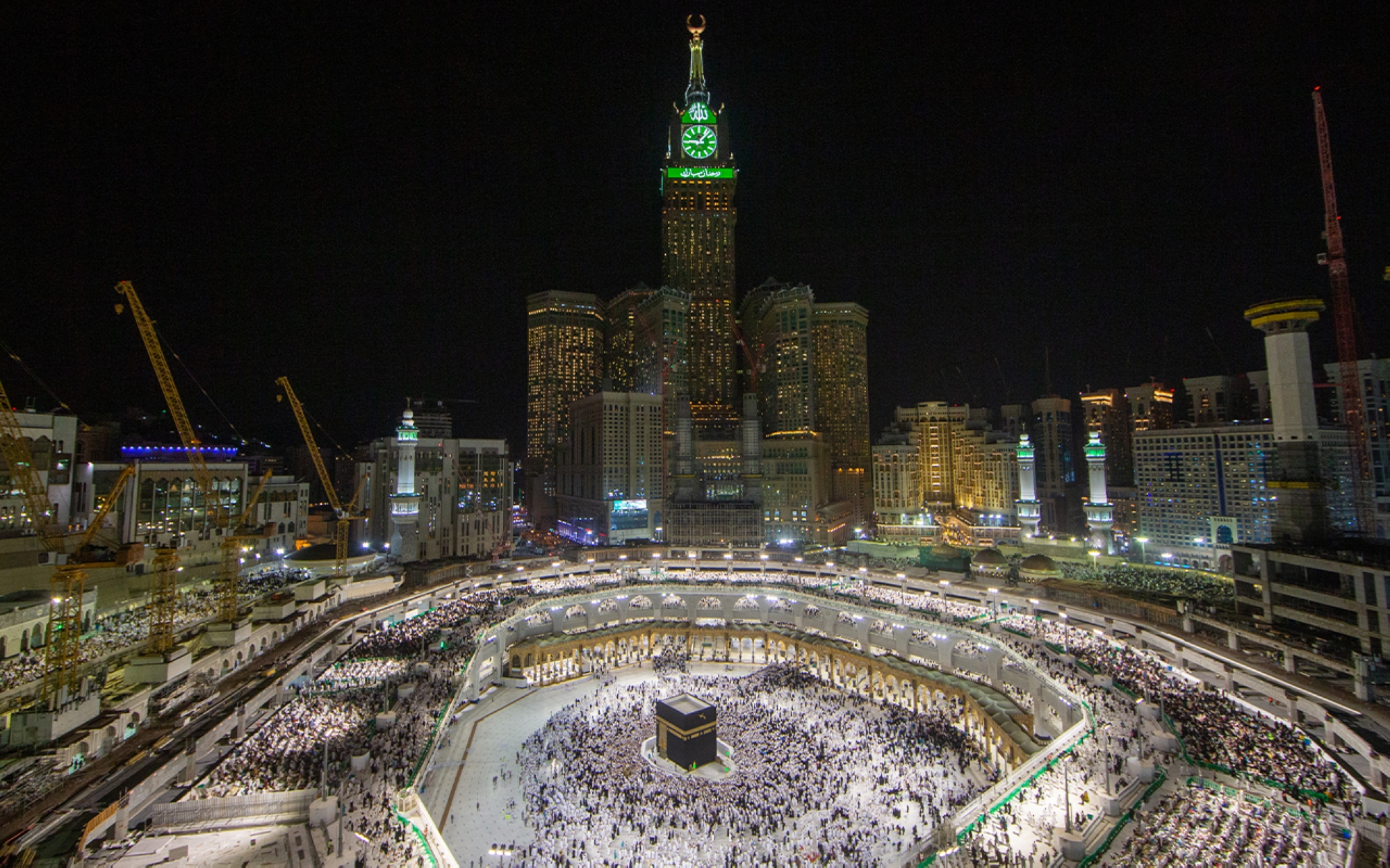 Worshipers and pilgrims at the Grand Mosque in Makkah al-Mukarramah during the month of Ramadan. (Saudipedia)