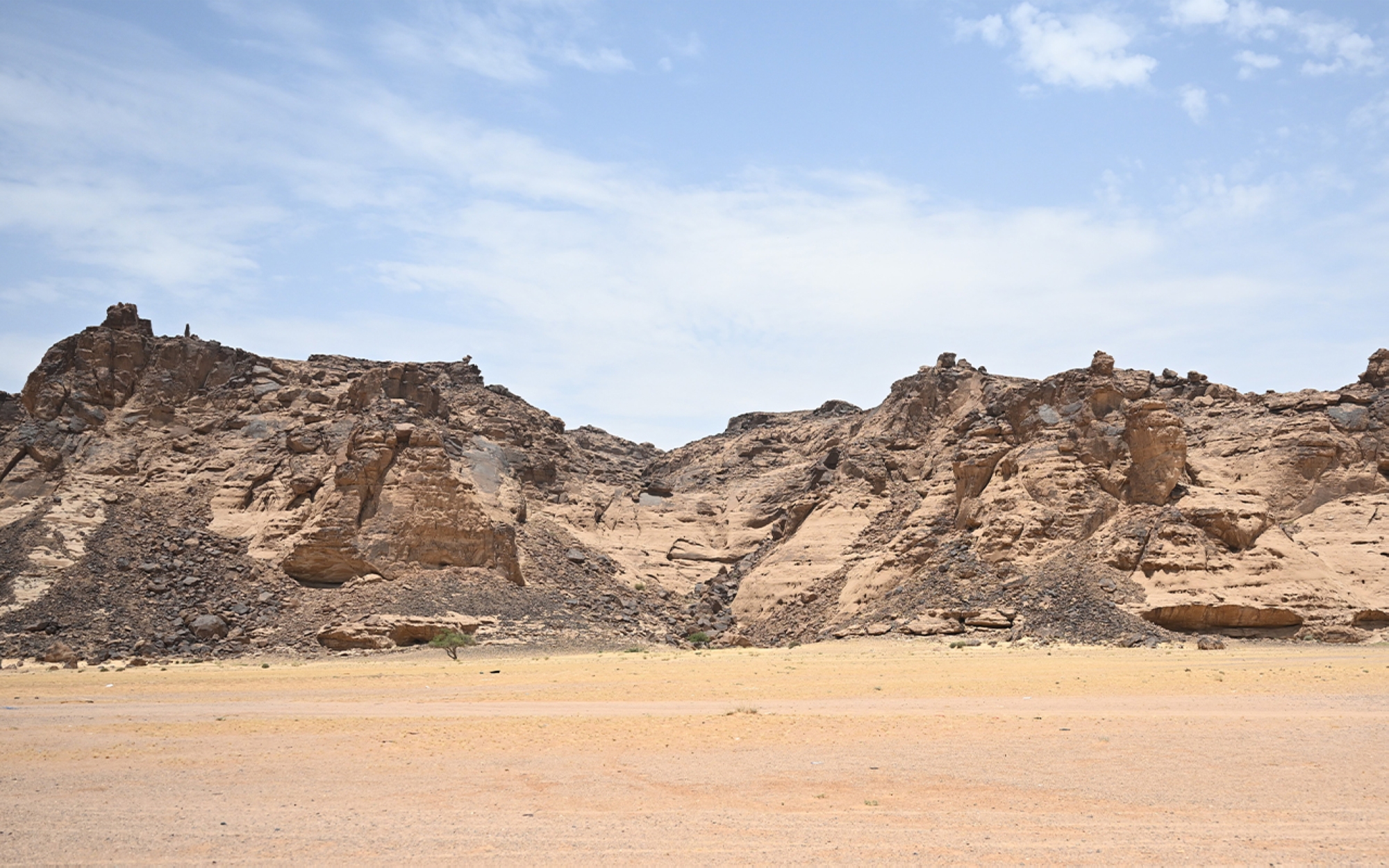 Janin mountain and cave is located east of the Hail Province. (Saudipedia)