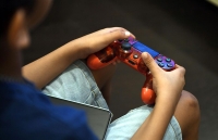 A child playing an electronic game. (SPA)