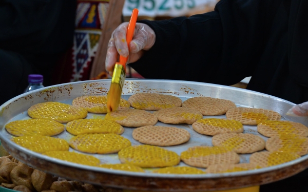 The preparation of the famous and popular Kleicha dessert in Qassim Province. (SPA)