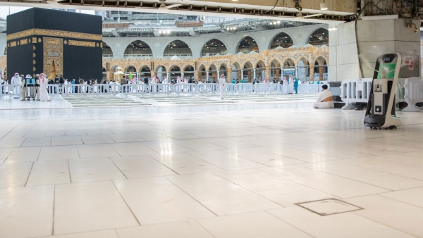 One of the smart robots in the Grand Mosque. (SPA)