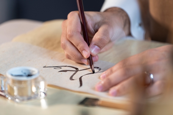 A calligrapher participating in the celebration of the Year of Arabic Calligraphy in the Kingdom. (Ministry of Culture)