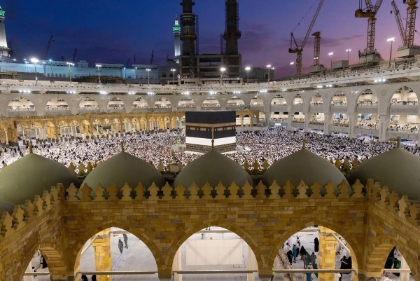 Performing Eid al-Adha Prayer at the Grand Mosque. (SPA)