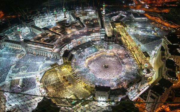 The courtyards of the Grand Mosque filled with worshipers. (Saudipedia)