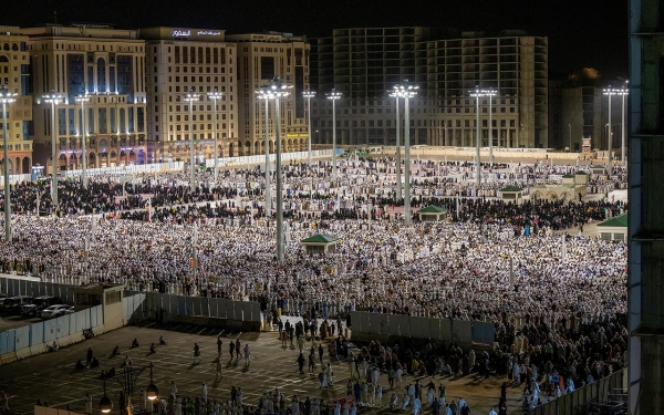 The courtyards of the Prophet&#039;s Mosque are filled with worshipers. (SPA)