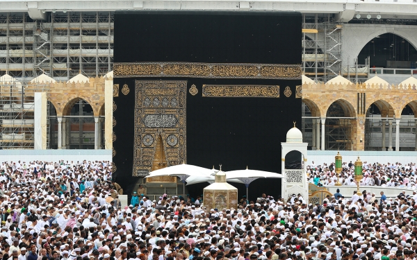 The minbar of the Grand Mosque appears in white in front of al-Kaaba al-Musharrafa. (Saudipedia)