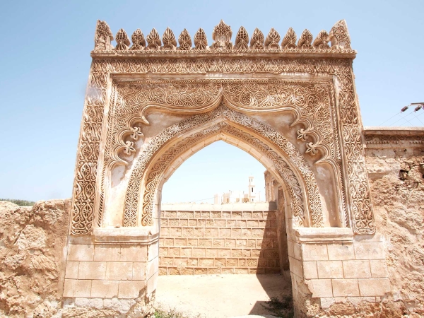 Gypsum carvings adorning one of the gates of the House of al-Rifai. (Saudipedia)