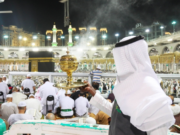 An employee fumigating the Grand Mosque. (Saudipedia)