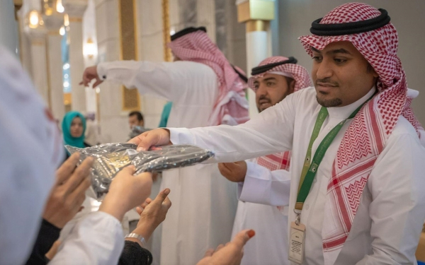 During the distribution of gifts to Hajj pilgrims and Umrah performers. (SPA)