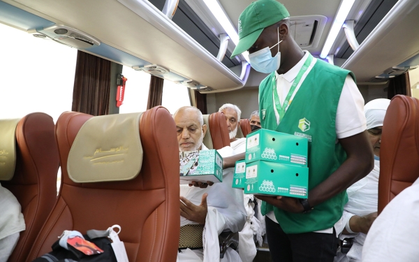 Providing gifts to Hajj pilgrims and Umrah performers. (SPA)