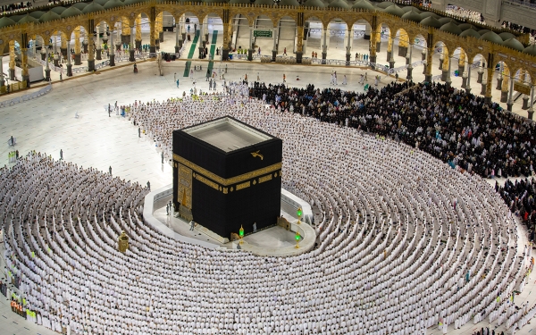 Worshipers lining up for prayer in Sahn al-Mataf. (Saudipedia)