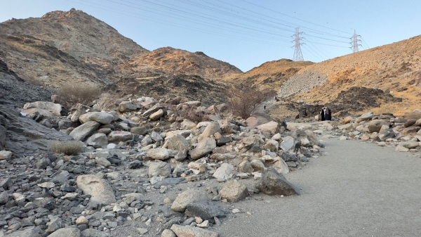 Visitors on Jabal Thawr in Makkah al-Mukarramah. (Saudipedia)