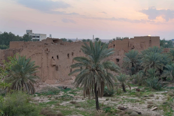 A picture of the heritage houses in Ushaiqer Center. (Saudipedia)