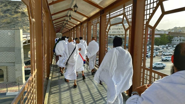 Pedestrian Umrah pilgrims on one of the bridges in Makkah al-Mukarramah. (SPA)