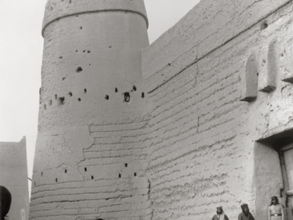 A historical photo of al-Masmak Gate and Tower, showing one of the guards at the gate. King Abdulaziz Foundation for Research and Archives (Darah)