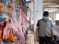 An employee from the Ministry of Environment, Water, and Agriculture at a butcher shop in the Kingdom. (SPA)