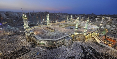 The Grand Mosque crowded with worshippers filling the buildings and courtyards of the Saudi expansion. (SPA)